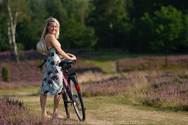 Mädchen Porträt mit Rad locker Kleid Sonnenhut Naturfoto auf Wanderweg blühender Heide
