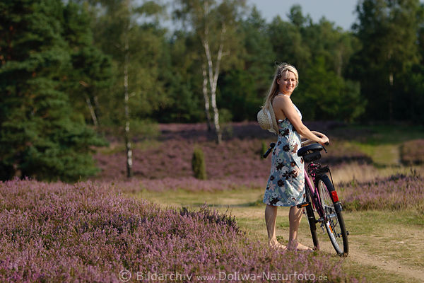 Mdchen mit Fahrrad auf Heide-Wanderweg blhende Naturfoto