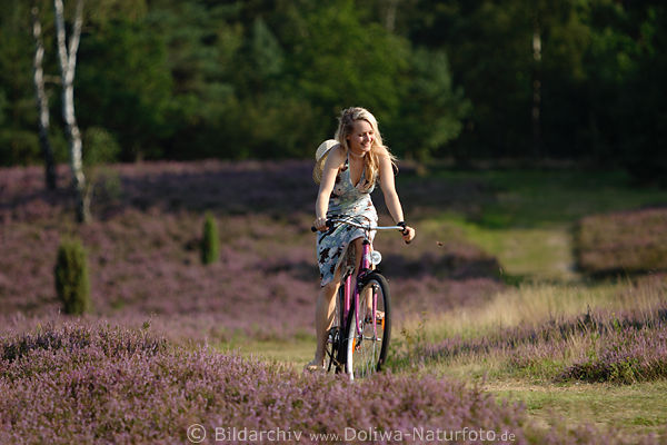 Mdel mit Rad in Kleid radeln in Naturfoto Heidelandschaft