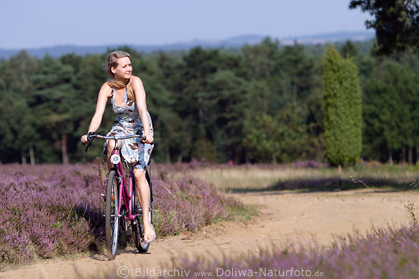 Mädchen mit Fahrrad radeln in Heide RadWanderweg Foto