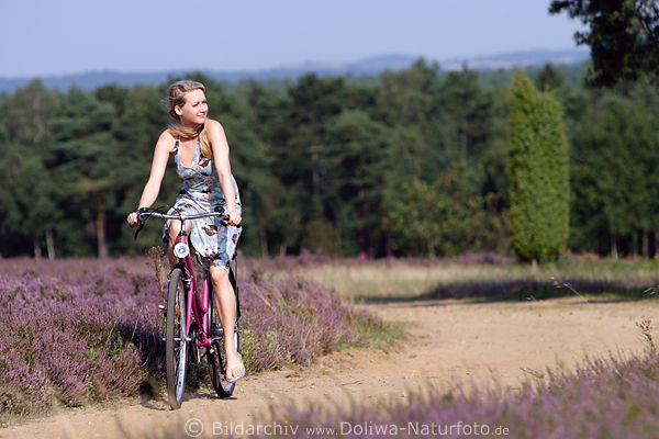 Mdchen mit Fahrrad radeln in Heide Rad-Wanderweg blhende Erika-Landschaft