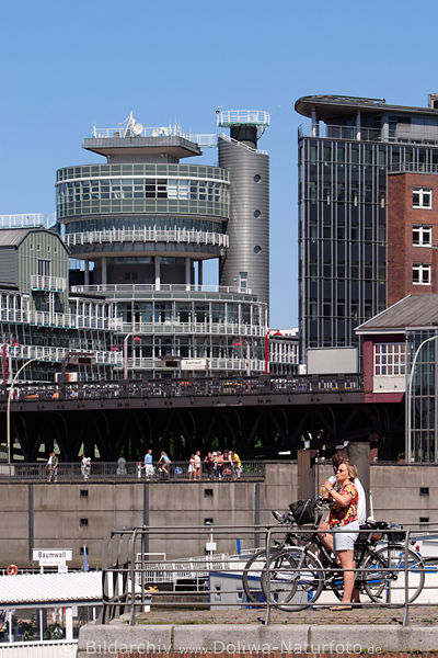 Fahrradradler Radtourrast in Hamburg HafenCity maritime Architektur