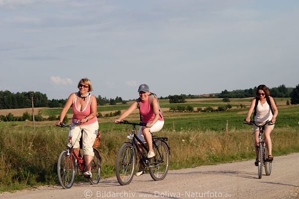 Frauen Trio mit Rad unterwegs auf Feldweg in Masuren Sandweg Radtour frhliche Mdels