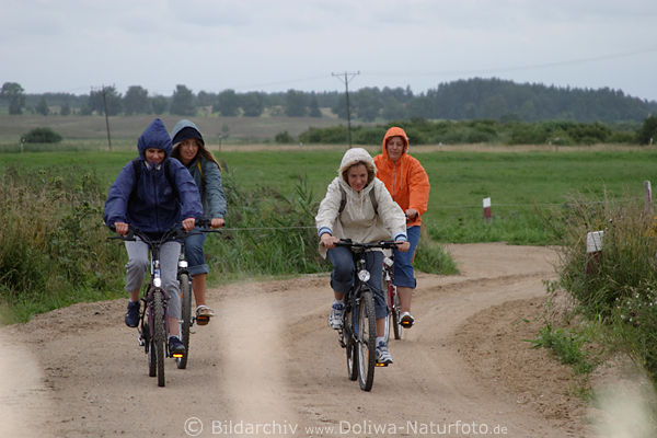 Frauen Quartett radeln im Regen durch Masuren Feldweg Landschaft, Radtour Freizeit Bild