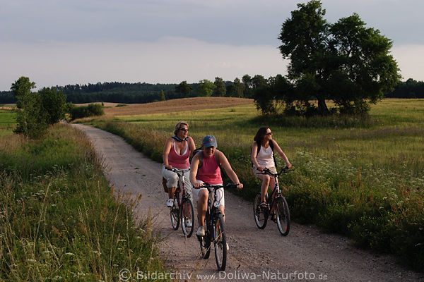 Frauen Trio Foto auf Feldweg in Landschaft Masurens auf Radtour in Natur