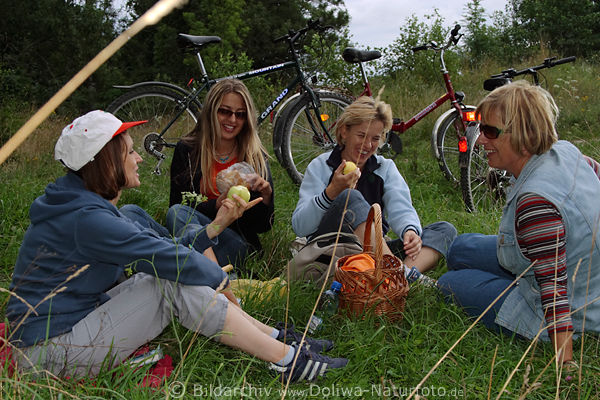Frauen, Freundinnen Quartett beim Radtour Rast auf Wiese im Gras, Picknick in Natur Witze erzhlen