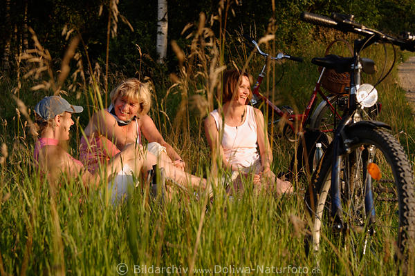 Radtourrast Girls Picknick in Masuren Gras Naturrelax lachende Mdchen Radausflug-Freude
