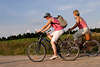Frauen Paar Radfahrt auf Sandweg, Radler Foto auf Feldweg unterwegs mit Fahrrad auf Radtour