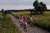 Radtour Feldweg Foto: Frauen-Trio mit Rad in Masurens Landschaft, bicycle girls in Masuria landscape, trip on road, Radtour durch Masuren Landschaften