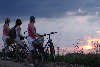 57424_Women on Biketour for Sunset, Frauen auf Fahradtour vor Sonnenuntergang  x2