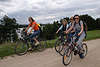 57919_ Frauen Naturausflug mit Rad an Seen vorbei auf Landweg, Feldweg radeln in Masuren Landschaftbild