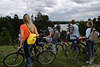 57933_ Radtour zum Ublick See, Mädels Quartett, Frauen mit Fahrrad am Seeausblick in Wissowatten, Kreis Lötzen