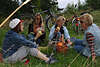 57994_ Freundinnen Quartett beim Radtour Rast auf Wiese im Gras, Picknick in Natur Witze erzählen