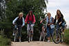 58027_ Mädels, Frauen Radausflug in Natur, lustiges Mädeltreff in Freizeit, Radfahren lernen beim Naturausflug