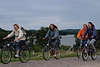 58065_ Frauen Quartett in Bild mit Rad in Fahrt auf Landstrassehügel mit Seeblick auf Martinshagener See