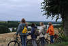 58072_ Mädels in Hessenhöhe am Seeblick vor Martinshagener See Ausblick geniessen, Radlerinnen mit Fahrraedern