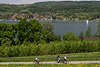 601639_ Jungs auf Velotour bergauf in Bewegung radeln, Radweg in Schweizer grüner Untersee Natur mit Seeblick