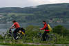 601826_ Velo Duo radeln bergauf in Bewegung, Radler-Paar, Radfahrer Radfahrt mit Seeblick auf Untersee