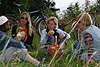 57999_ Radlerrast, Freundinnen Quartett beim Radtour Rast auf Wiese in Gras, Frauen Picknick in Natur