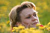 Frau in Wildblumen Foto, hbsches Mdchen Kopf Grobild in Bltenfeld getaucht in warmen Frhlingssonne