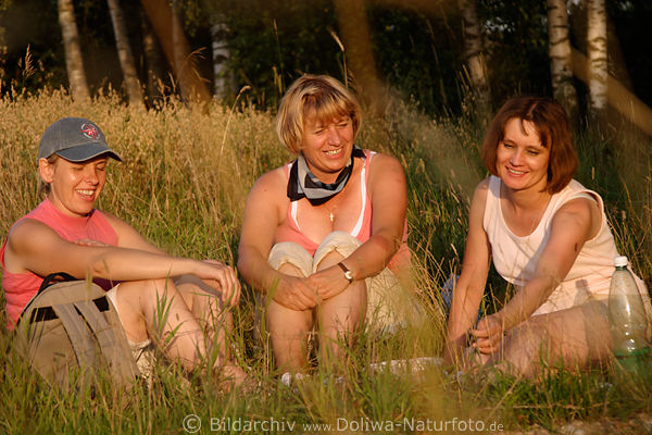 Frauen Picknick-Klatsch in Gras Abendlicht Naturfoto frhlich am Waldrand