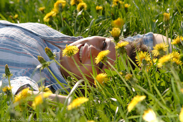 Mdchen liegen in Gras Gelbblten Blumenfeld lcheln in Frhlingswiese