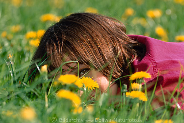 Mädchen Versteckspiel in Blumenfeld liegen Graswiese-Augenblick fröhlich lächeln