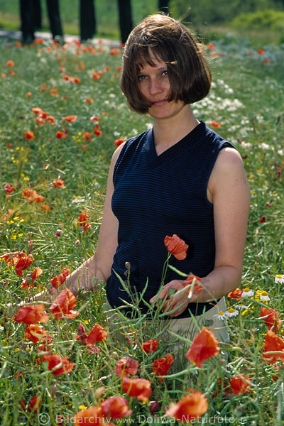 Frau im Mohn Naturportrait in Klatschmohn Rotblumen Gegenlicht