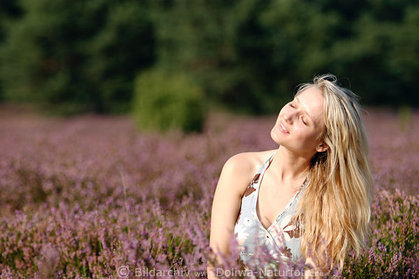 Blondine sonnen in Blüten Heidekraut Erika Mädchen mit Langhaar in lila Bllumen