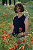 Frau im Mohn Naturportrait in Klatschmohn Rotblumen Gegenlicht Romantik