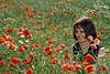 Frau in Klatschmohn Rotblumenfeld Gegenlicht