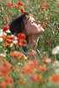 Frau in Blumenfeld Klatschmohn-Blten Kraft schpfen Natur fhlen sonnen