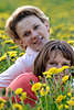 Mädels Porträt in Blumenfeld Gelbblüten Foto Paar Ausflug Freude in Natur blühende Frühlingswiese