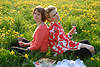 Girls Blumenwiese Picknick mit Wein verträumtes Paar in Frühlingsblüte