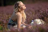 Mädchen verträumt in Heideblüten schöne Blondine in violett Blumenfeld