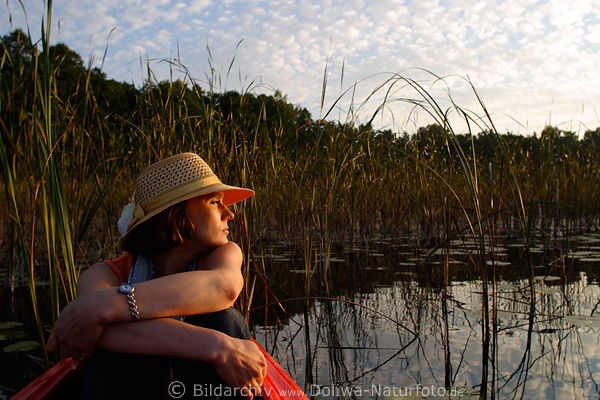 Frau im Schilf vertrumtes Seeblick unter Hut in Abendstille Naturfoto