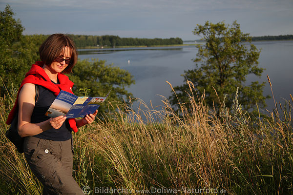 Frau lesen am See Hochufer Mdchen vor Wasserweite Naturlandschaft