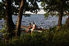 Frauen am Seewasser Bcke Steg Girl-Paar unter Bumen sitzen in Naturbild