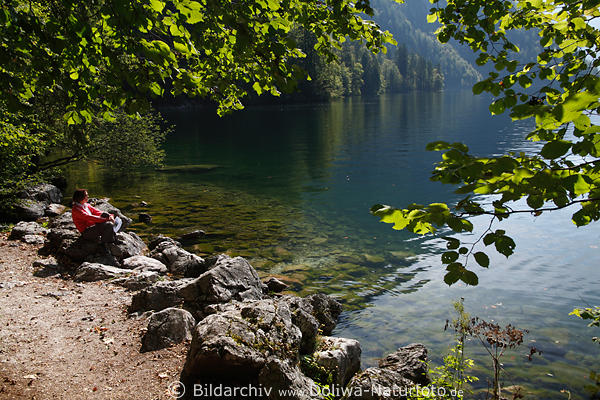 Frau relaxen am Seeufer Wasser unter gr�nen Baumzweigen