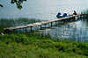 3830_ Entspannung am See, Frau am Tretboot & Junge Foto auf Holzsteg im See schlafen in Ruhe am Wasser