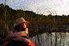 Frau im Schilf vertrumtes Seeblick unter Hut in Abendstille Naturfoto