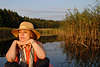 Frau vertrumt auf See vor Schilf Abendstille Portrait in Naturbild