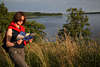 Frau lesen am See Hochufer Mdchen vor Wasserweite Naturlandschaf