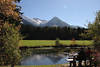 812750_ Senioren Paar Relax am Wasser mit Bergblick Fotografie auf Bank sitzen, Mann Frau relaxen in Natur