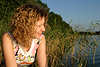Blondine in Schilf See Portrait Mädchen zerzaustes Haar Strähnen in Abendsonne
