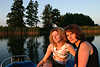 46834_Frauen-Paar auf See in Rotlicht der Adendsonne