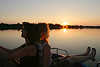 Mdels Duo bei Sonnenuntergang ber Wasser-Seetafel romantische Abendstille