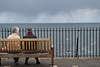 51381_ Paar auf Bank mit Seeblick in Gesprch am Meer vor Gelnder sitzen, Frauen Paar Bild am See, Wasser