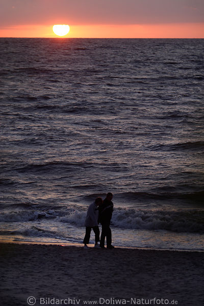 Paar-Spaziergang am Ostseeufer bei Sonnenuntergang ber Meerhorizont