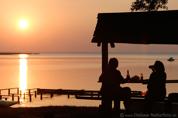 FrauenPaar auf Seeband strahlende Sonne